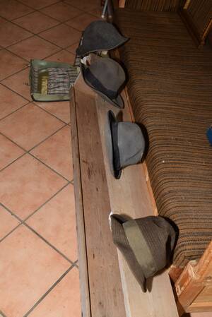 Allmogeklädhylla med hattar, 150x20 cm, H 60 cm