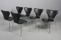 Arne Jacobsen 1902-1971. Sæt på seks stole syveren , model 3107, nybetrukket med sort Savanne læder 6