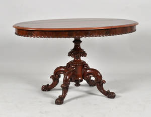 Salongsbord i pyramidmahogny. Nyrokoko, 1870-tal