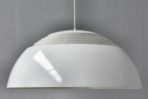 Arne Jacobsen. AJ-Pendel med skærm af hvidlakeret aluminium