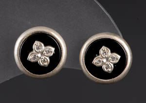 Julie Sandlau. Par Hortensia ørestikker 2