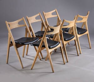 Hans J. Wegner. Seks savbukkestole af eg, sort læder 6 