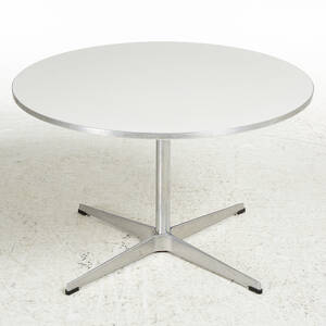 Soffbord av Arne Jacobsen, för Fritz Hansen