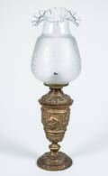 Fotogenlampa, glas och metall, 1900-talets första del Denna vara har satts till omförsäljning under nytt varunummer4407581