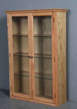 Væghængt vitrineskab. Delvist massivt rød eg.