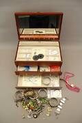 Smyckeskrin och diverse smycken