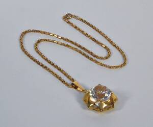 Halskæde af 8 kt. guld med vedhæng af 14 kt. guld. 2