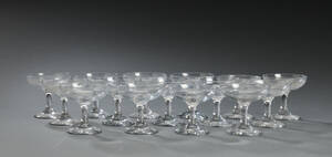 En samling på 15 champagneglas. H. ca. 10 cm. Ø. ca. 10 cm.