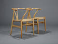 Hans J. Wegner. Sæt på to Y- stole i lakeret eg. 2