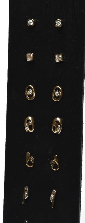 Et sæt på seks par ørestikker af 8 kt. guld med cubic zirkonia. 12