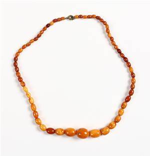 Halskæde af rav med ovale perler