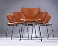 Arne Jacobsen. Et sæt på seks stole Syveren, model 3107, Cognacfarvet analin læder, Ny siddehøjde 46,5 cm.  6