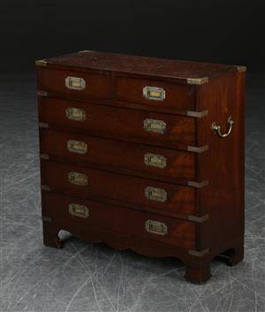 Engelsk kommode af mahogni, Military stil