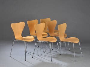 Arne Jacobsen. Sæt på seks syver stole, model 3107 i ahorn 6