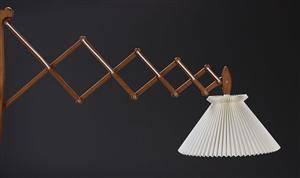 Erik Hansen Le Klint. Stor væghængt sakselampe, egetræ