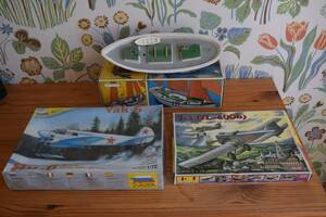 2 flygplansmodeller 1 båtmodell