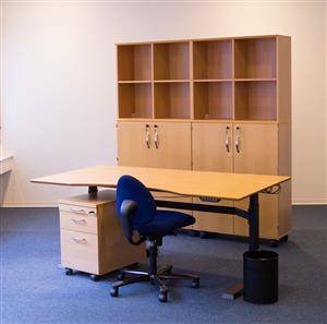 Duba B8 - arbejdsstation med hæve-sænkebord, skuffemodul, reolvæg med låger og Håg kontorstol 7 