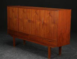 Høj skænk af teaktræ, dansk møbelproducent