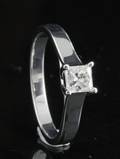 Ring in 18k set with princess cut diamond 0.45 ct 