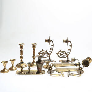 MÄSSINGSFÖREMÅL, 16 delar, mest ljusstakar, 1900-tal.