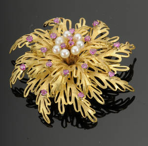 Guldbroche med rubiner og perler, 18 kt. - 14,2 gram