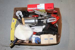 Låda med diverse verktyg bla färgsprutor