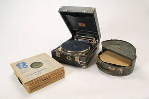 Rejsegrammofon med rejseetui til plader