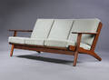 Hans J. Wegner. Tre-pers. sofa med stel af massivt lakeret egetræ, model GE-2903 