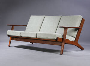 Hans J. Wegner. Tre-pers. sofa med stel af massivt lakeret egetræ, model GE-2903 