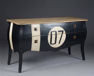 Skænk af bemalet træ