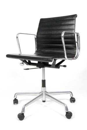 Charles Eames. Kontorstol model EA 117, sort læder