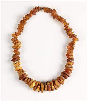 Halskæde, uforarbejdet rav, ca. 162 g.