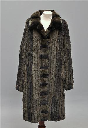 Damefrakke af indfarvet kaninpels