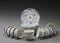 Royal Copenhagen  Kgl. Porcelæn, musselmalet helblonde, mokkakopper. 22