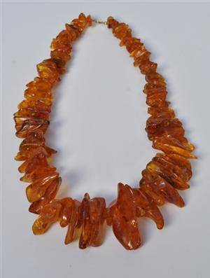 Ravkæde med polerede perler i forløb