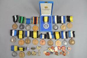 Medaljer, märken och pins