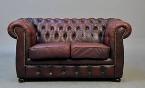 To-personers sofa i Chesterfield stil 