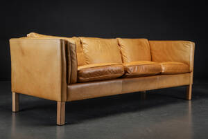 Dansk møbelproducent. Tre-pers. sofa, lyst læder Denne vare er sat til omsalg under nyt varenummer 4792041