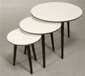 LOOP. Tre cirkelformede sofaindskudsborde, hvid melamin på sort MDF 3