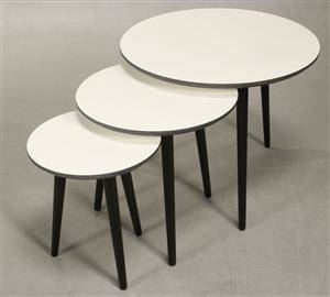 LOOP. Tre cirkelformede sofaindskudsborde, hvid melamin på sort MDF 3