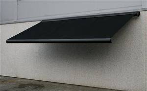 Sort markise 5 meter, hellukket aluminiumskasse, motor samt fjernbetjening. Galvaniserede beslag samt rustfri bolte