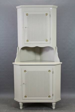 Hörnskåp i gustaviansk stil