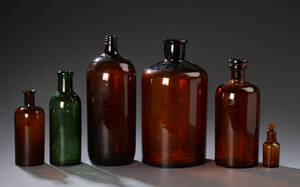En samling på 5 flasker af ravfarvet glas, samt sirupsflaske af grøn glas. 6.