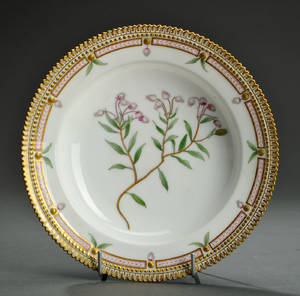 Royal Copenhagen. Flora Danica, dyb tallerk. dessin nr. 203546