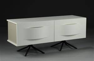 BoConcept. TV-bord af hvidlakeret træ.