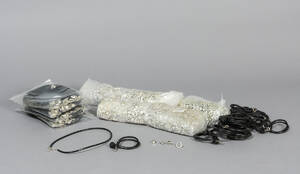 Samling bijouteri bl.a. halskæder, armbånd charms ca. 900