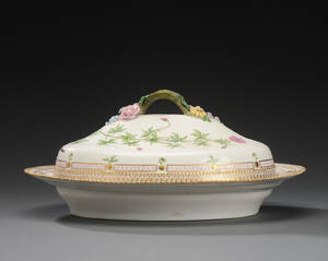 Royal Copenhagen. Flora Danica terrinlågfad