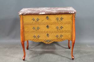 Byrå rokokostil med mässingsdetaljer och stenskiva