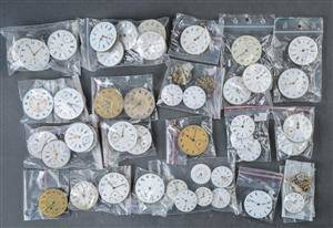 En samling reservedele til lommeure 45