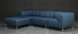 Nomad DOT, modulsofa betrukket med blåt stof, forkromede metalben
